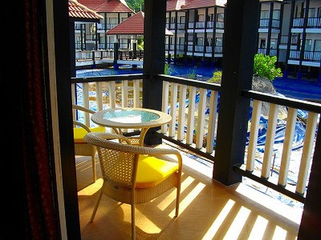 ちゃんとした池が完成していたら、座ったと思われるテーブルセット。<br />ちゃんと椅子にクッションもあるし、新しくてキレイだし、使ってみたかったなあ〜。<br /><br />ただ、景観なんてどうでもいいや！　という気になり、堂々と洗濯物をバルコニー一杯に干すことができました。