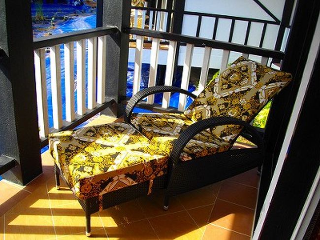 この足も伸ばせる椅子、室内にも欲しかったなあ。<br />景色がアレじゃなければ、確実にお気に入りの場所になったであろう、残念なリラックスチェア。