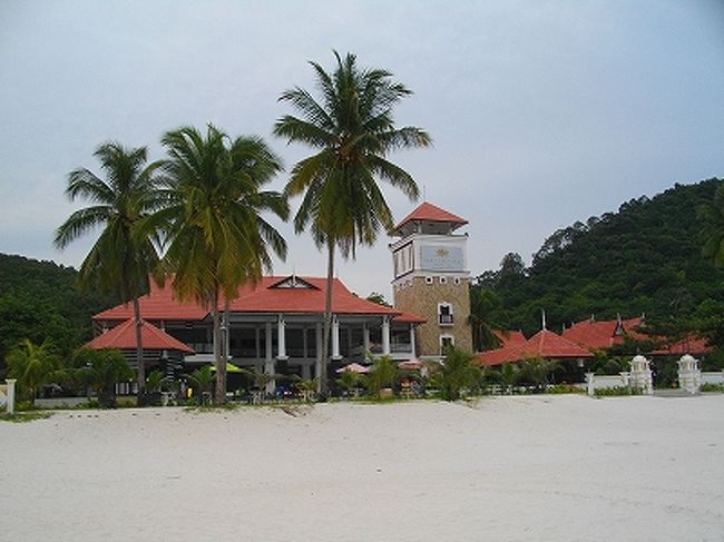 サリ・パシフィカのパブリック部分。<br />1階はフロント、プール、プールバー、ダイブセンターがあります。<br />スパは何の表示もないのですが（リゾートマップなども存在しない）、我らがB-21号室がある並びの最奥にありました（写真右手方向）。<br />2階はレストランのみ。<br /><br />塔みたいな部分は階段で、一番上は展望台になってるかと思いきや、最後まで階段で行き止まり。<br />ただ、階段途中から外を見ることはできます。