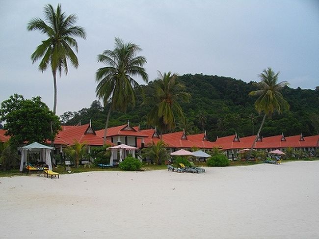 パブリック部分の右側最前列が、シーフロント・ヴィラ群。<br />この一列後方に我らがB号室の1軒家群が並び、工事中の池、更に後方にアパートタイプのヴィラが建っている。<br /><br />シーフロント･ヴィラ前の砂浜には、カーテンのような幕がかけられたガゼボ風のスペースと、ビーチチェア＆パラソルが数組。<br />早い者勝ち（といっても、争奪戦が起きるほど人がいない）。<br />毎朝お掃除の人がパラソル＆チェアを芝生のある辺りまで上げているけれど、みんな砂浜まで引っ張り出して使用してました（我が家もね（＾＾；）