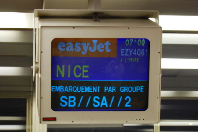 朝早く、オルリー空港からeasy jetにてニースまで。