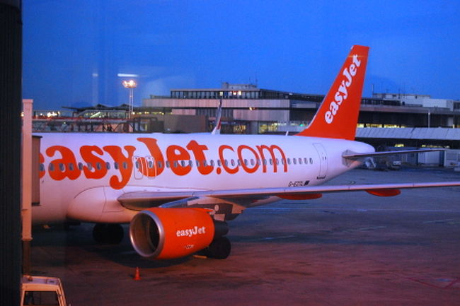 まだ薄明るい空<br />easy jetの派手なロゴ