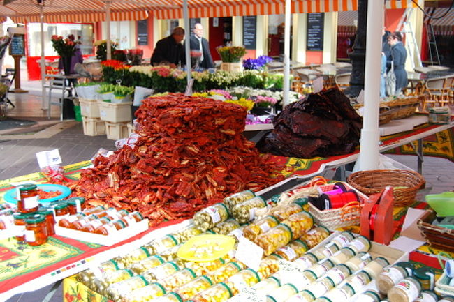 南仏ならではの食材のお店もたくさんあります。<br />こちらはドライトマトやバジルソースなどがたくさん売られています。