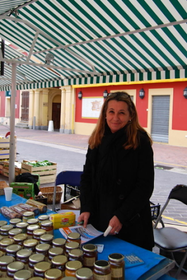 ハチミツ屋さんのマダム。<br />「どれも美味しいから試食してみて」と、次々にスプーンでたくさん勧めて頂きました。