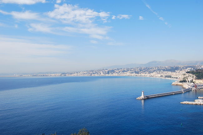 今回はパリからの日帰りということで、ニース・エズ・モナコをダイジェストに見て回りたかったので、現地で個人向けのガイドをされている日本人の竹田さん（南仏ブルースカイツアーさん）にメールや電話で連絡を取り、あらかじめ案内をお願いしていました。<br />私たち（私たち夫婦＋友人ファミリー）計5人、竹田さんが迎えに来てくれたステーションワゴンに乗り、プライベートツアーの始まりです。<br /><br />写真はコートダジュール。