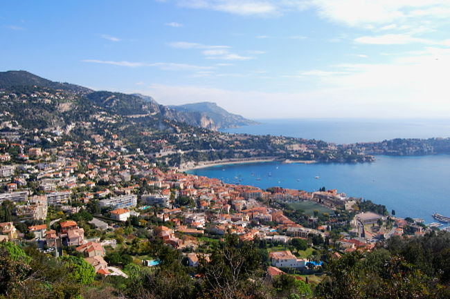 高台から地中海とニースの町並み