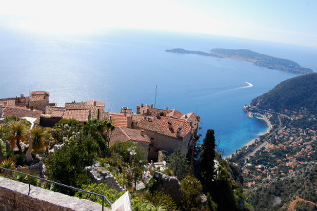 エズ村の頂上、植物園から見下ろす紺碧の地中海。<br />絶景でございます。