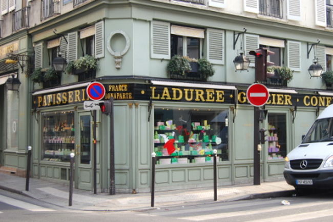 朝食（ブランチ）は、サンジェルマン・デプレ教会近くのラデュレ<br />（※私は別行動でル・ボンマルシェにお買い物に行っていました。カメラはラデュレ組に預けてしまったので、その間の写真はないのです。）