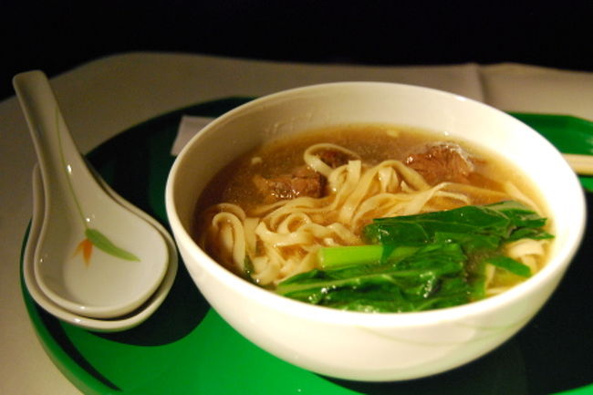 間食の牛肉麺はウーシャンスパイス風味で台湾の味。<br />なんだかホッとする〜〜