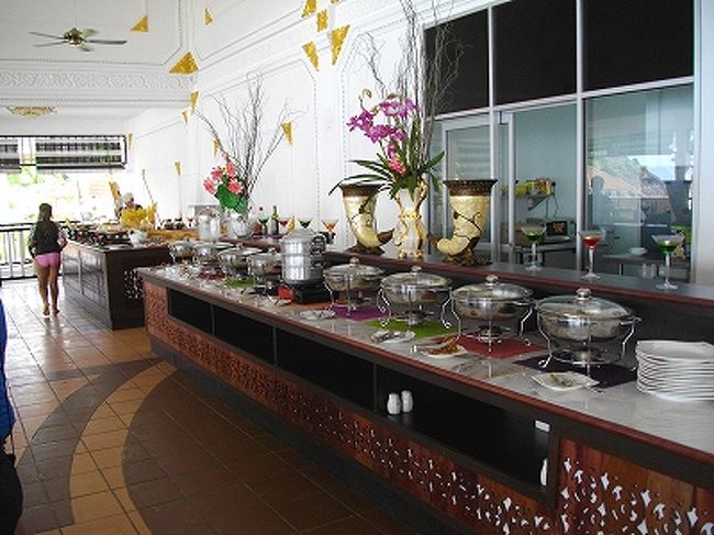 レストランは3食ブッフェ形式、という説明でした。<br />ですが夜は食べたことがないので、実際のところは不明。<br /><br />朝のブッフェはちょっとずつメニューが違っていました（ナシゴレンの味つけが違うとか、ミーゴレンの麺が太かったり細かったりとか）。<br />なぜか1日だけパンのない日があったなー。<br /><br />昼のブッフェは野菜炒め系のおかずが中心（1回しか食べてないけど）。<br />朝も昼も種類は少ないですが、味はおいしかったです〜＾0＾