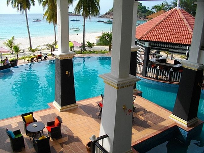 2階にあるレストランから見た、すぐ下のプール部分。<br />右手上にあるのがプールバーで、ここのカウンターにビーチタオルが積まれています。