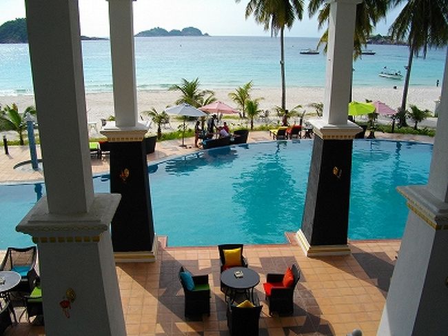 レストランから海を正面に見ると、こんな感じ。<br />毎朝8：30頃レストランに行くと、いつもプールの清掃をしてました。<br />このリゾート、清掃に関してはとてもちゃんとされていて、パブリック部分もお部屋もとてもキイで気持ちよかったです。