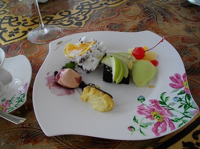 ある日の朝食のデザート。<br />崩れているのは私の取り方が悪かったせい。<br />どれもあんまり甘くなくておいしい〜♪