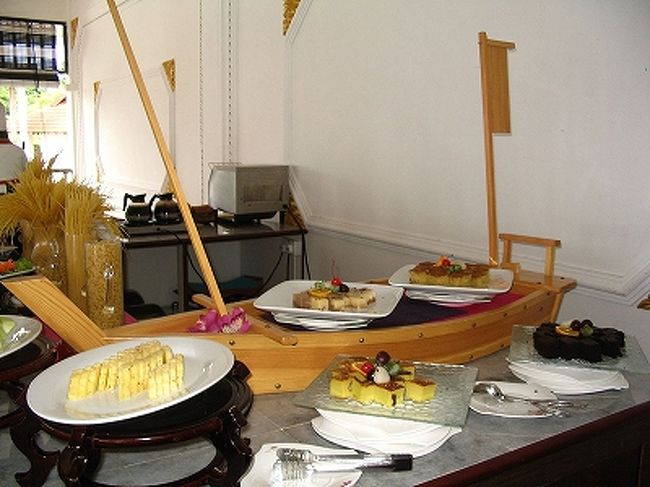 で、そのデザートは、なぜか舟盛に乗っけられてたりします。<br />デザートの上にブッフェのフルーツには出てないキウイとかぶどうとかが乗っかってるので、フルーツだけ取ったりしてました（＾＾；