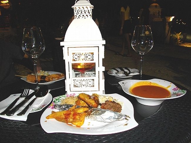 2日目の夜は、プールサイドでBBQやってました。<br />案内も何もなくて、夕食を（リゾートの外へ）食べに行くか〜と出て行くと、BBQの準備をしてたので参加（8時からと遅めの開始）。<br />ビーチサイドでのBBQは、雰囲気がいいので大好き♪<br /><br />自分で焼くわけではありませんが、お客自体もそういないので（笑）焼きたてが食べられました。<br />海のリゾートなのに、魚介類は鯵っぽい魚のグリルのみで、お肉中心なのがちょっと残念。<br />あ、スープが魚介系だったかな。濃厚でうまうま〜