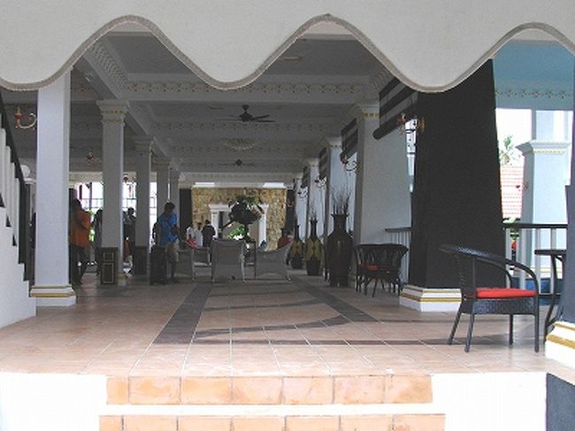 サリ･パシフィカ号から見た、ロビーの眺め。<br />普段はあまり人もいなくて、フロントでお姉さんが1人座ってお仕事してます。<br /><br />さてさて、次は旅のメインだ・ビーチ編♪♪