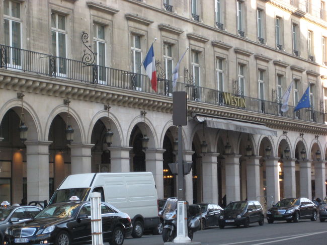 今回泊まったホテルはウェスティン パリ☆<br /><br />リヴォリ通りに面し、チュイルリー公園の前にあり、<br />落ち着いた雰囲気です。<br />