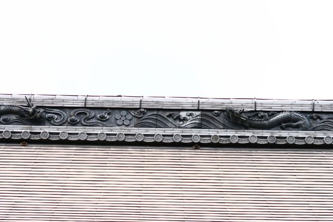 暫し本堂の屋根の細工に釘付け。。