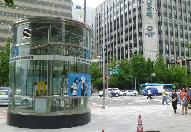 ソウルの地下鉄。景福宮駅エレベーター。