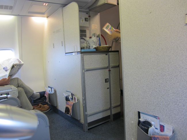 ANA218便。<br />73Pとか言う小さい飛行機だったけど、プレミアムクラス設置してました。