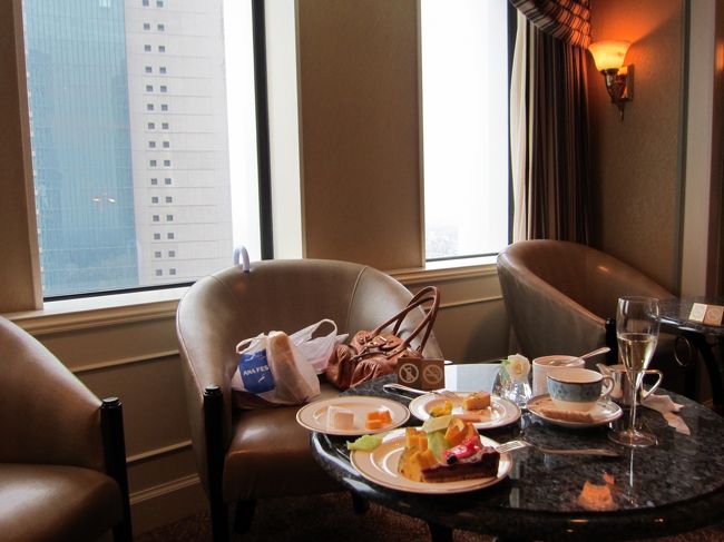 コンシェルジュラウンジがあったので、友達を呼んで飲みスタート！<br /><br />同伴者は、カクテルタイム（16時からかな？）￥4,500。