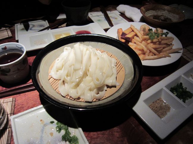 ホテルで散々飲んだけど。<br /><br />予約してた近くの「瀬音」へ。<br /><br />きしめんってこんなに美味しかったかな？？<br />ココのは、モチモチシコシコしてんの。