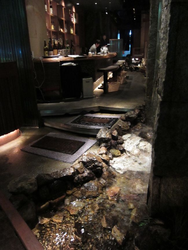 店内は滝あり、川あり。<br /><br />癒されます！<br /><br />名駅から５〜６分の距離です。