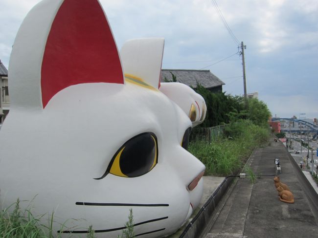 招き猫だぁ〜〜〜！！！<br /><br />常滑市は、招き猫の街だそうで。<br /><br />幅6.3ｍ、高さ3.8mあるそうです。<br /><br />名前は「とこにゃん」