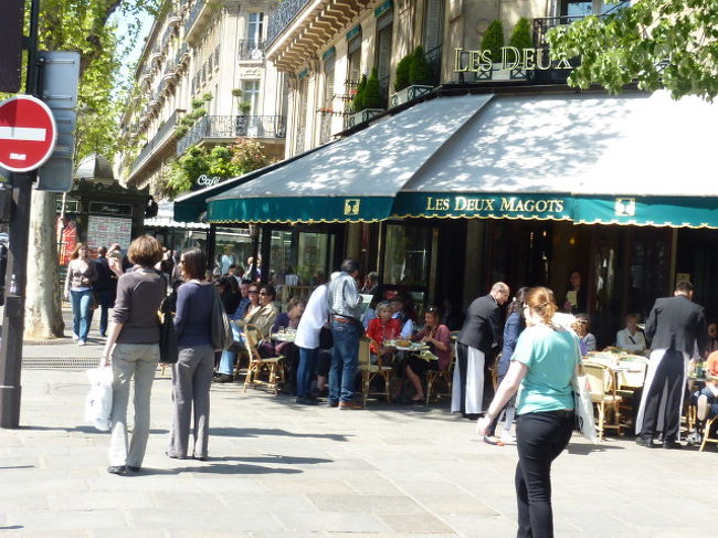 サンジェルマン大通りにある有名カフェ、<br />サルトルなどの哲学者に愛された【カフェ・ドゥ・マルゴ】<br /><br />大聖堂からレストランへ行く道もこの大通りを通れば、良い散歩道になります。<br />