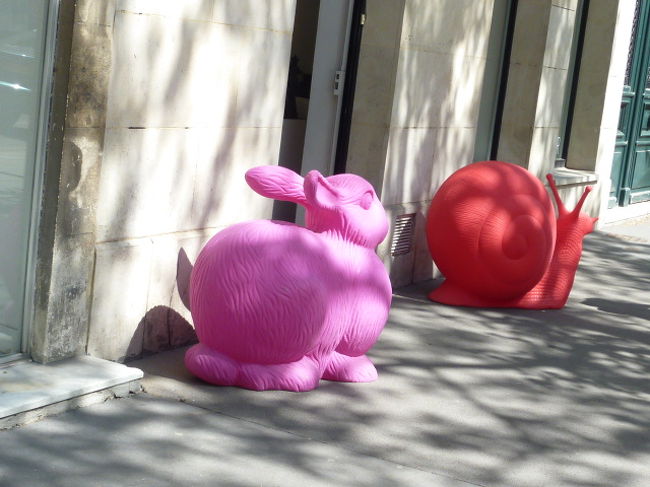 この通りにはブティックやオシャレなインテリア用品を扱う店などがズラリ並んでます。<br /><br />こんなアニマル巨大オブジェが！<br />そういや同じようなのが、とまってるホテルにありました。ホテルのは熊だけどもしかしたら同じシリーズかな？