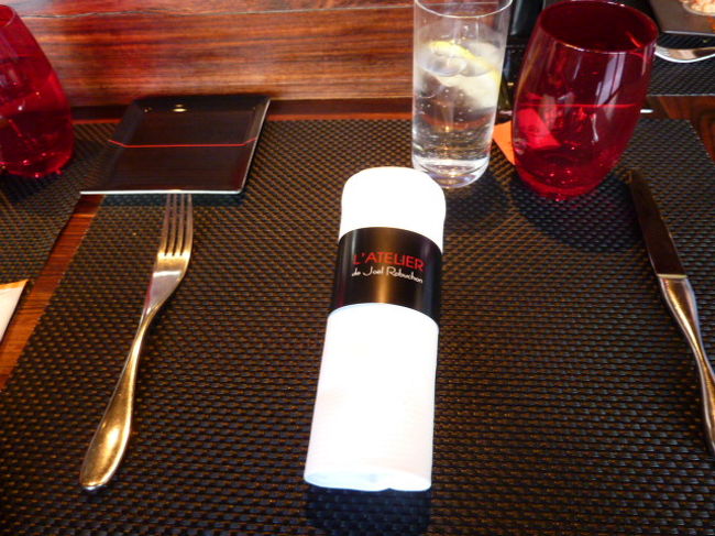 グラスやカタラリーもおしゃれですよ〜