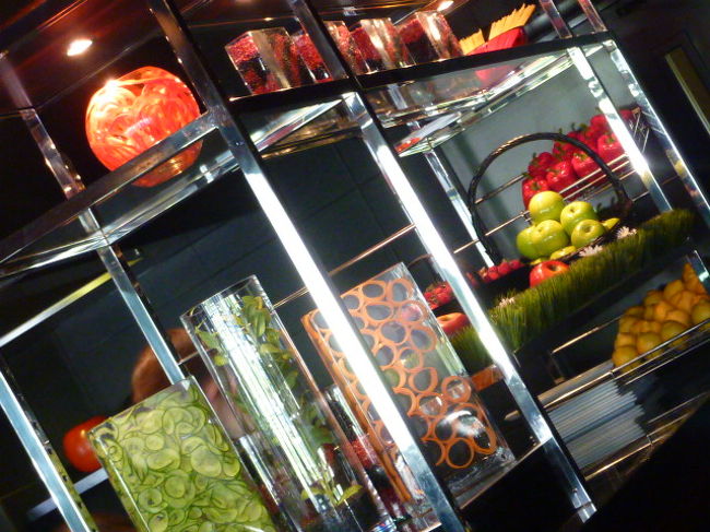 素敵なインテリア。<br />参考になりますね。<br /><br />こちらのお店、かなり観光客率が高いようです。<br />右に座った客はフランス語を話していたけど、その隣は英語、そして左はタガログ語（フィリピン人）でした。<br /><br />日本人にもかなり慣れているようで、一皿をシェアする習慣があることをよく知ってるようす。<br />極ポーションは少なめだというのに、「どちらですか？」と聞かず、必ずカタラリーを２セット用意するのです。　<br /><br />まるで日本みたい！