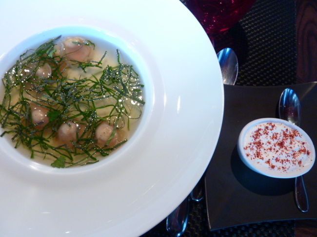 何が入ったラビオリ入りのスープだったかな？<br />フォアグラ？お味はとても美味しかったですよ。<br /><br />右にあるのはホイップした生クリーム。<br />好みでスープに入れるところが、ロブションってかんじ。<br />