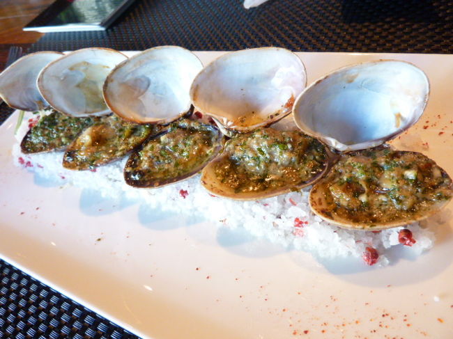 なんだかオブジェみたいになっておりますが、<br />大きなアサリ？のオーブン焼き。<br /><br />なんだかどの料理も日本で食べるフレンチっぽい感じがします。