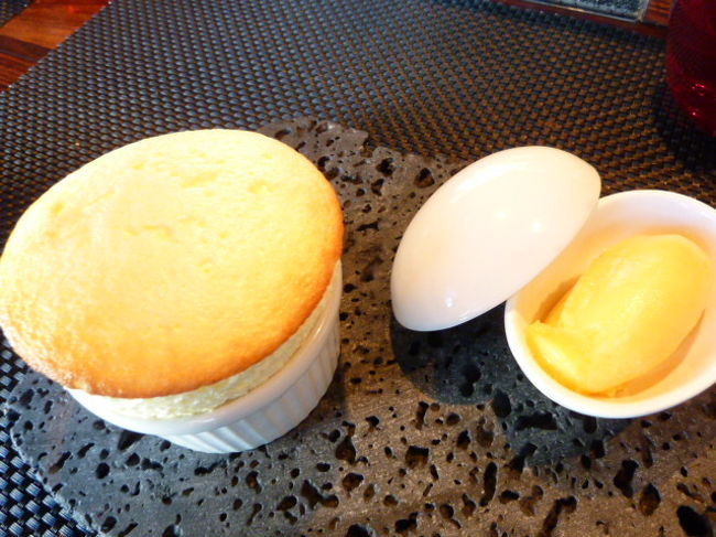 なんと、ユズ風味のスフレとレモンソルベ<br />やっぱジャポネだ〜〜〜