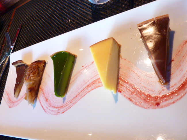 小さなタルト５種類。<br />真ん中なんて、抹茶です。<br /><br />ロブション氏がいかに和の食材が好きだったかってことでしょう。