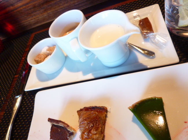 カフェまでオシャレです。　塩キャラメル付<br /><br />どれも文句なくとても美味しかったですよ。<br />でも、合計で１００ユーロちょっとだから、軽いランチにしては高いですね。<br /><br />日本のラトリエ・ロブションの方がかなりお得です。<br />恵比寿のラ・ターブル…なんて3-4000円くらいでもう少ししっかりとランチでできるしね。<br /><br />でもまあ、本家本元で食事ができたんで記念になりました。<br />本当は、行くつもりにしていたバカラのランチに行けなかったことだし。