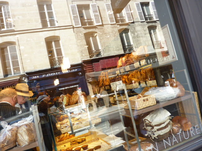 実はこのあたりで、男性にフランス語で話しかけられました。<br /><br />何を言ってるのか分からなくて、英語で聞き返したら、<br />「あなたの帽子素敵ですね。どこで買ったんですか？」と聞かれたので、<br /><br />『日本ですよ』<br />「残念、インターネットでは売ってないですか？」<br />『売ってないです。』<br /><br />実は、激安でネット購入したんだけど、そうだ、と言ったら日本語のサイトだから面倒くさそうなんで、ウソ言いました。すみません…<br /><br />一緒にいた叔母に<br />「これ激安なんだけど、モデルが良すぎたかな？」というと、<br />笑われました。