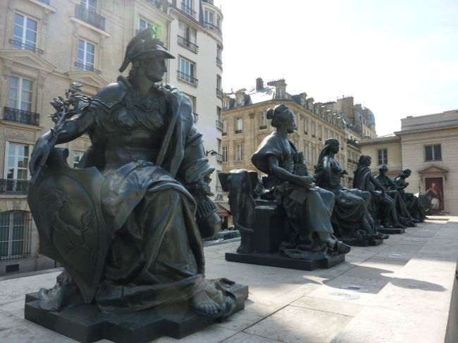 美術館前の広場にある彫像（ブロンズ像？）<br /><br />自然光がサンサンと射し込む明るい館内に入ると、広々とした両側の展示室にたくさんの印象派の名画があります。<br /><br />ルノアール、ミレー、ルノアール、モネ、セザンヌ、ロートレック…<br />あっちにもこっちにも、人気有名画家の有名作品だらけ。<br /><br />２階にはロダンやクローデルの彫刻、私の好きなガレやラリックのアールヌーボーな工芸品もありました。<br /><br />ところが…閉館時間を確認せず入ったもんだから…