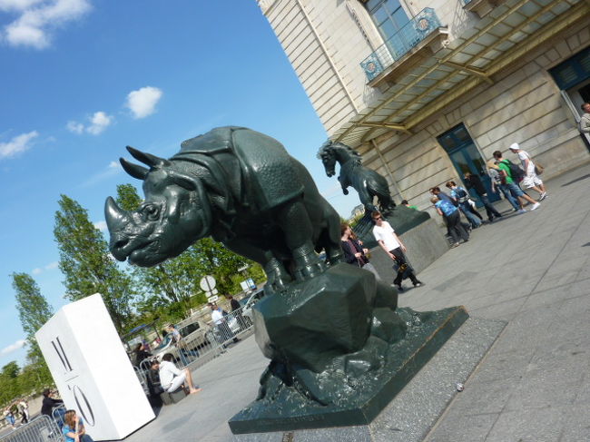 １８時閉館の１０分前になると、横一列に並んだ係員が奥から「閉館でーす」と言いながら、客を追い出しにかかります。<br />≪閉館時間１０分前≫というのが、いかにもフランスらしい。<br /><br />ミレー「落穂ひろい」<br />ルノワール「ムーラン･ドゥ･ラ･ギャレット」<br />モネ　「睡蓮」<br />ゴーギャン「タヒチの女」<br />ドガ　「踊り子たち」　などなど、<br /><br />ものすごい数の美術品があって壮観でしたよ。<br /><br />上の有名どころは見たんだけどね、<br />不覚にも、ゴッホのコーナーを探してる途中で、<br />追い出されてしまいました。あーあ…残念。<br /><br />フランスの美術館（まあフランスに限らない）って建物自体が美術品だから、絵画にとてもしっくりと合っているのが素敵です。<br />だから私は日本に来る有名絵画展には行かないんですよ。　<br />やっぱり絵を見るときのフレームやその場の空気感って大事だと思うから。