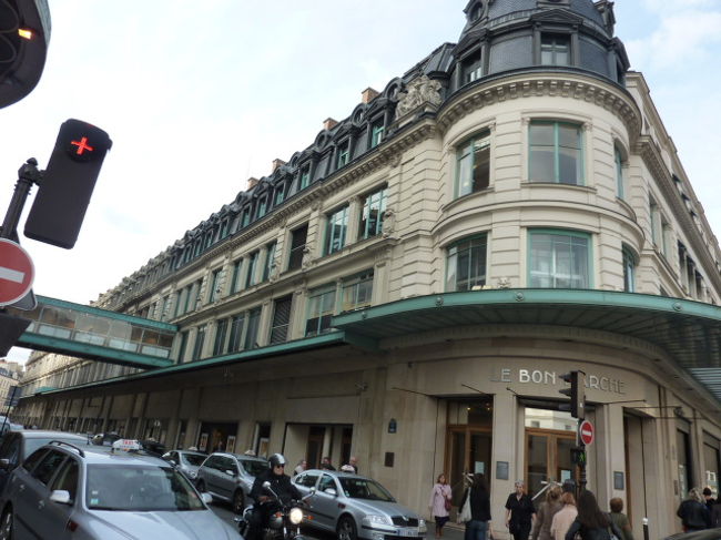 ギャラリーラファイエットやプランタンに比べると、ゆっくり買い物ができますよ。<br />