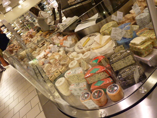 ボン･マルシェは食料品が充実してるのも特徴。<br /><br />ずらり大量に並んだチーズの数々。<br />フランスは酪農大国だから、乳製品は豊富でとても美味しいです。