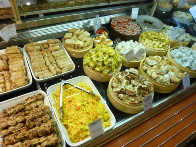 とても疲れたので、この日の夜はホテルの部屋で食べることにしました。<br />中華の点心やサラダなどをテイクアウトすることに。<br />お願いすれば、チンしてくれます。<br /><br />おみやげには、日本で買うと高価なクスミティの紅茶、クリスティーヌ･フェルベールのジャム、グランフェルマージュの岩塩バターなどを大量に買い込んで、タクシーでホテルまで帰りました。<br /><br />歩き過ぎて、疲れた一日でした。