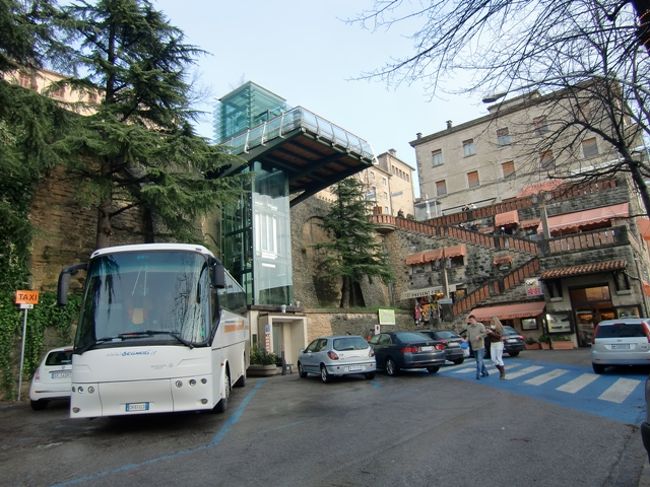 終点まで乗ると城内に入るエレベーターの近くです。