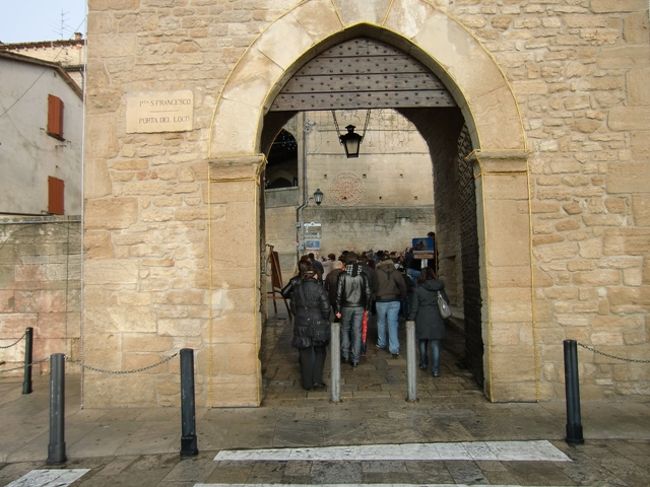 ここから城内へ