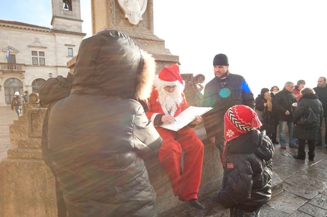 この時期ですからサンタさんがいました。