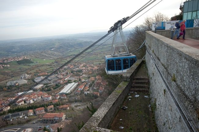帰りは下までロープーウェーでおりました。<br />が、ホテルの場所が分かりません。<br /><br />近くの商店で買い物してるおばさんに道を聞くも、どうも通じない。で、おばさんが車でホテルまで送ってくれました。<br />でも、100km/h以上で走り、カーブではほとんどドリフト状態・・・怖かった。