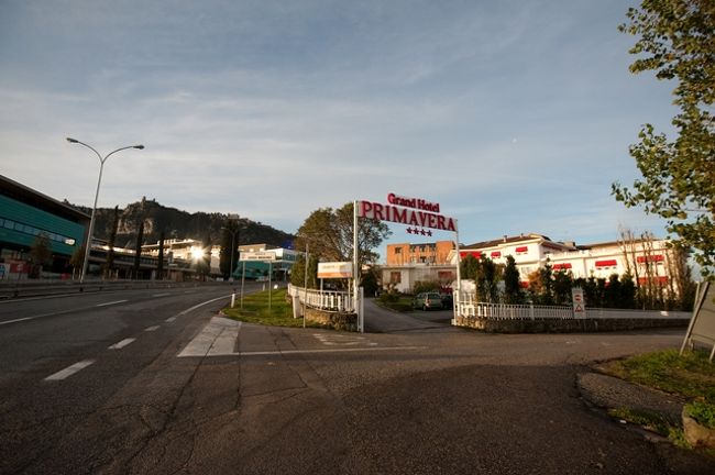 本日のホテル。<br />飯は旨いです。ワインの種類も豊富です。<br />でもレストランのメニューはイタリア語のみで、よく分かりません。もじもじ頼んだら英語の手書きメニューを持ってきてくれました。私のために作ってくれたんですね。<br /><br />嬉しくなって、ワインを更にもう一本もらって、部屋のみしました。<br /><br />あすはローマです。。。。が！？