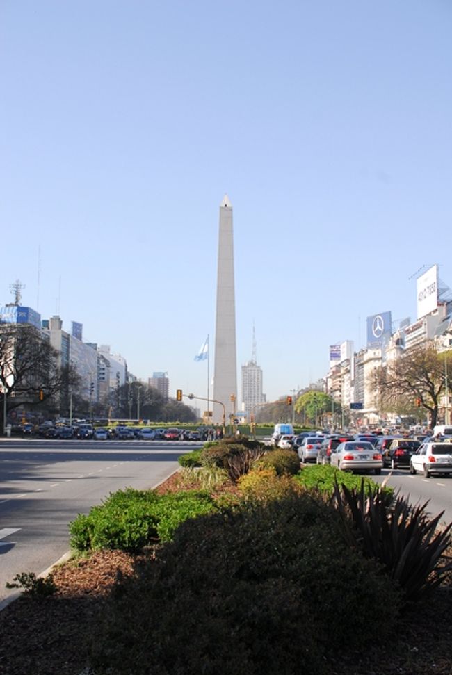 道のど真ん中にオベリクスが。