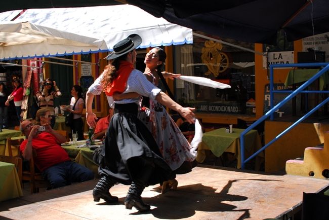 タンゴを見ながら食事ができるレストランが軒を連ねています。